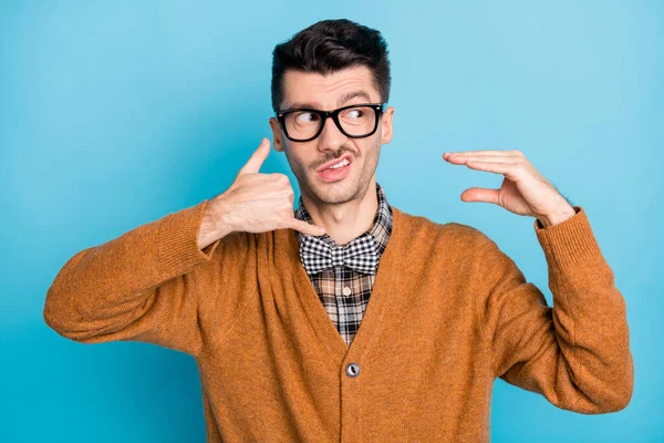 Porträt eines unzufriedenen Mannes sehen leeren Raum grinsend Zeigefinger Anrufsymbol isoliert auf blauem Hintergrund — Stockfoto