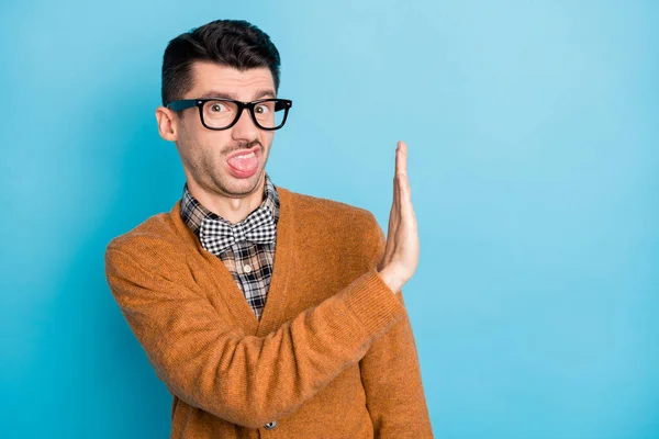 Foto van walgelijke boos jongeman houden hand copyspace weigeren afval geïsoleerd op pastel blauwe kleur achtergrond — Stockfoto