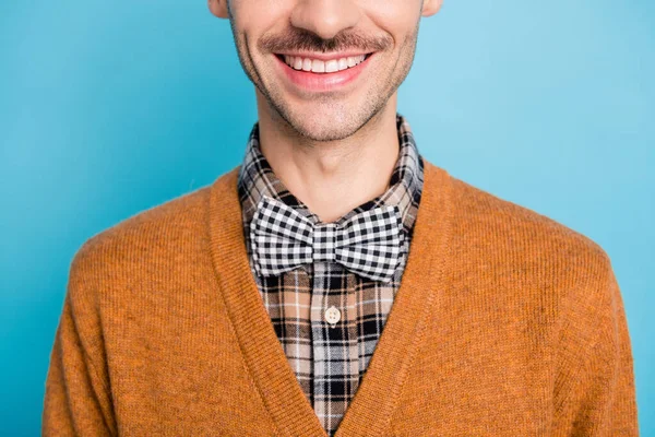 Bilde av en ung hipstermann med rutete skjorte-sløyfe-smil isolert på pastellblå bakgrunn – stockfoto