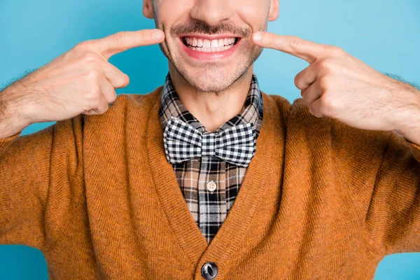 Gros plan portrait recadré de gars positif indiquer doigts dents sourire montrer effet isolé sur fond de couleur bleue — Photo