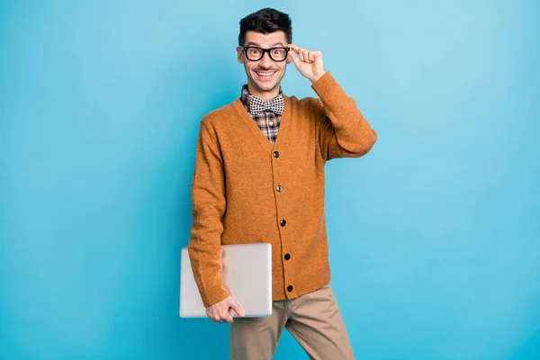 Fénykép vicces aranyos fiatal férfi kéz visel barna kardigán kar szemüveg gazdaság modern szerkentyű elszigetelt kék szín háttér — Stock Fotó