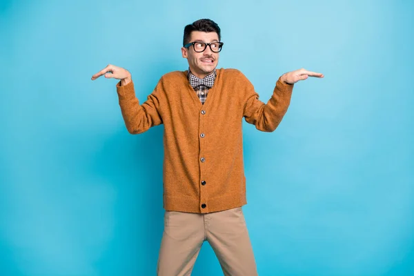 Foto de hombre feliz joven funky manos alas mirar espacio vacío usar pantalones de suéter corbata de lazo aislado sobre fondo de color azul —  Fotos de Stock