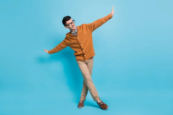 Foto de comprimento total de encantador homem funky feliz dança bom humor isolado no fundo de cor azul pastel — Fotografia de Stock