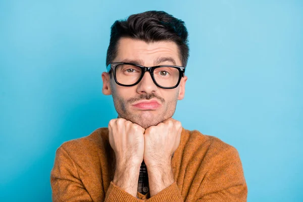 Foto von gelangweilten müde verträumte Mann halten Hände Fäuste Kinn tragen Brille isoliert auf pastellblauem Hintergrund — Stockfoto