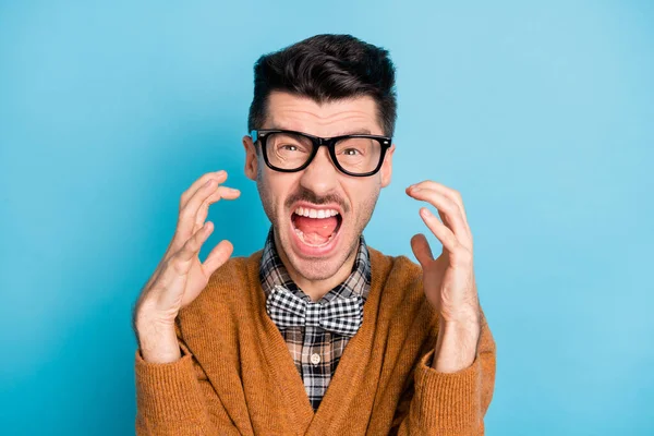 Foto von wütenden wütenden jungen Mann heben die Hände schreien schreien laut isoliert auf pastellblauem Hintergrund — Stockfoto