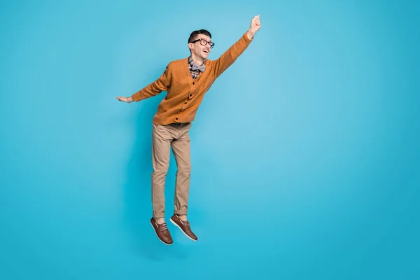 Pleine photo du corps de jeune homme excité essayer attraper parapluie saut regarder vide espace isolé sur fond de couleur bleue — Photo