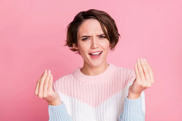 Foto av missnöjd ung dam grimace ansikte armar fingrar visa symbol isolerad på rosa färg bakgrund — Stockfoto