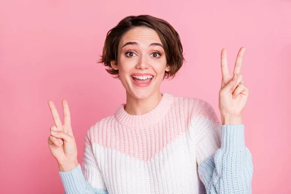 Porträtt av rolig person två händer fingrar visar v-tecken strålande leende isolerad på rosa färg bakgrund — Stockfoto