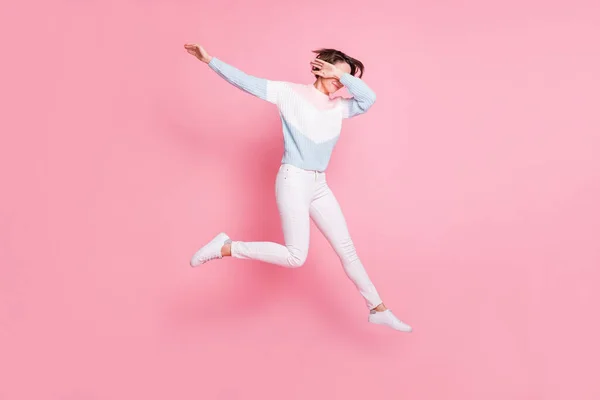 Portrait photo pleine longueur de femme barbotant sautant isolé sur fond rose pastel — Photo