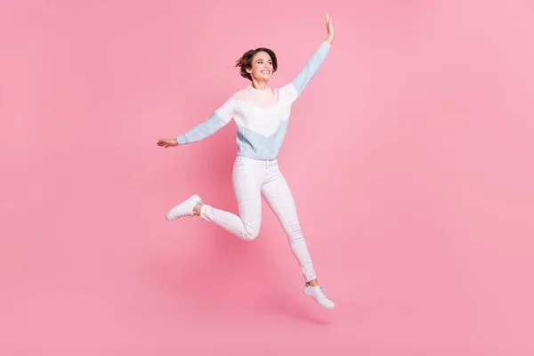 Retrato de foto de comprimento total da menina animado pulando isolado no fundo de cor rosa pastel — Fotografia de Stock