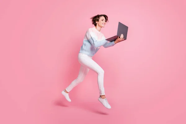 Full length φωτογραφία του χαριτωμένο όμορφη νεαρή γυναίκα φορούν πουλόβερ jumping κουβέντα σύγχρονο gadget απομονωμένο ροζ φόντο χρώμα — Φωτογραφία Αρχείου