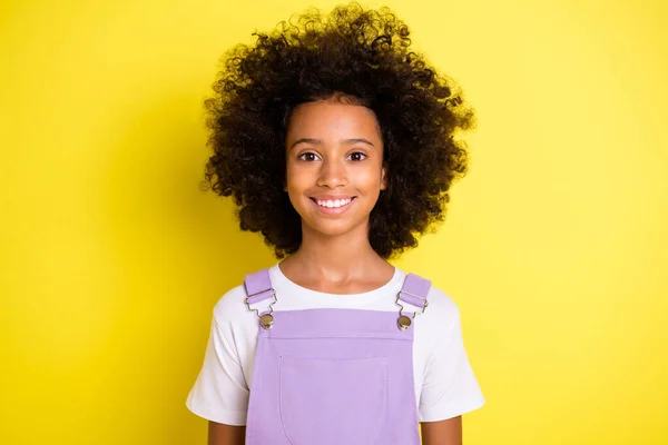 Портрет красивої веселої хвилястої дівчини в шкільній формі ізольовано на яскраво-жовтому кольоровому фоні — стокове фото