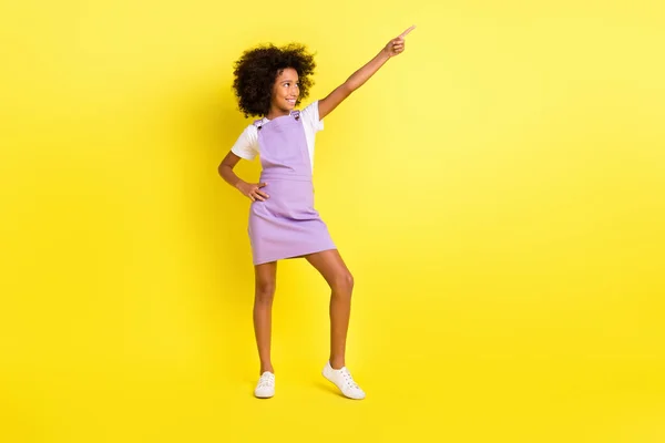 Longitud completa tamaño del cuerpo vista de bastante alegre ondulada chica bailando divertirse aislado sobre brillante amarillo color de fondo — Foto de Stock