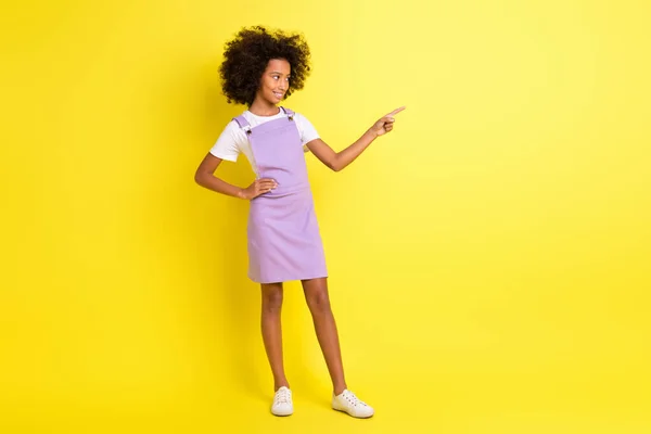 Teljes hosszúságú fotó a kis hölgy azt jelzi, ujj megjelenés üres tér kopás lila általános izolált sárga háttér — Stock Fotó
