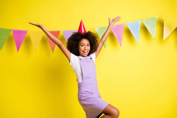 Foto di bambina alzare le braccia celebrare bocca aperta indossare cono copricapo viola generale isolato colore giallo sfondo — Foto Stock