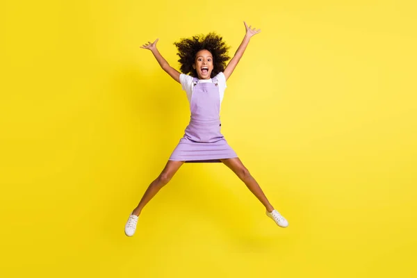 Teljes hosszúságú testméret kilátás csinos csodálkozó vidám őrült hullámos hajú lány jumping szórakozás elszigetelt több mint élénk sárga háttér — Stock Fotó