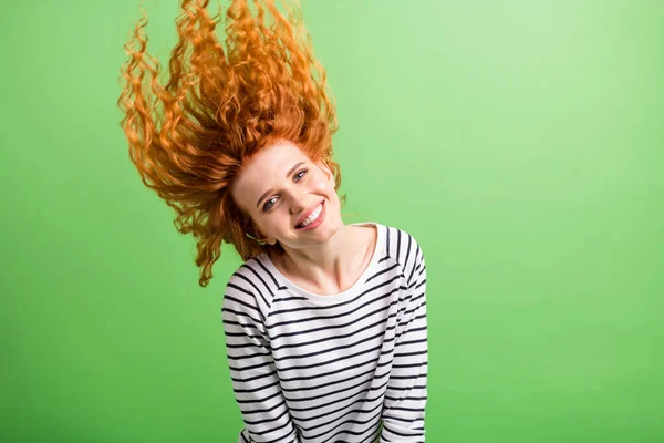 Foto di bella brillante giovane donna indossare camicia a righe aria soffiando spazio vuoto sorridente isolato sfondo di colore verde — Foto Stock