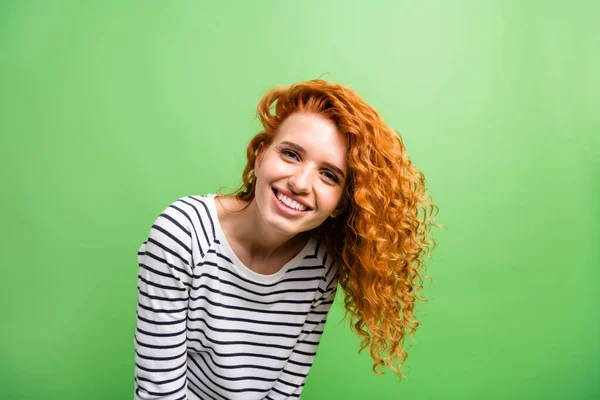 Foto de mulher jovem adorável brilhante usar camisa listrada sorrindo isolado fundo cor verde — Fotografia de Stock