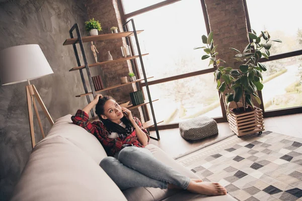 Retrato de chica aburrida atractiva sentada en el sofá solo llamando amigo discutir noticias en el loft moderno casa plana industrial casa interior — Foto de Stock