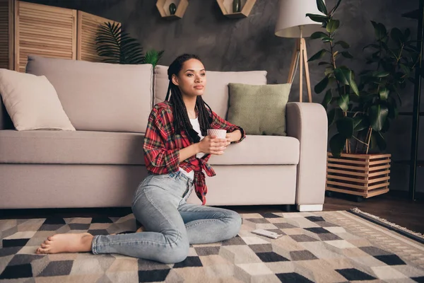 Portret van aantrekkelijk meisje zittend op tapijt drinken cacao tijdverdrijf vrije tijd dag op moderne loft industrieel huis binnen — Stockfoto