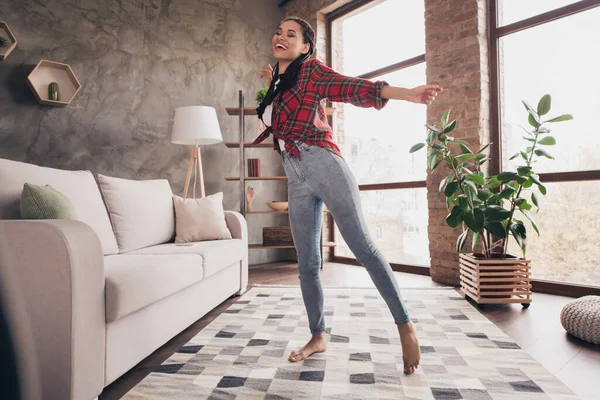 Volledige lichaamsomvang uitzicht van aantrekkelijke meisjesachtige vrolijke meisje dansen met plezier rusten chill op moderne loft industriële huis binnen — Stockfoto