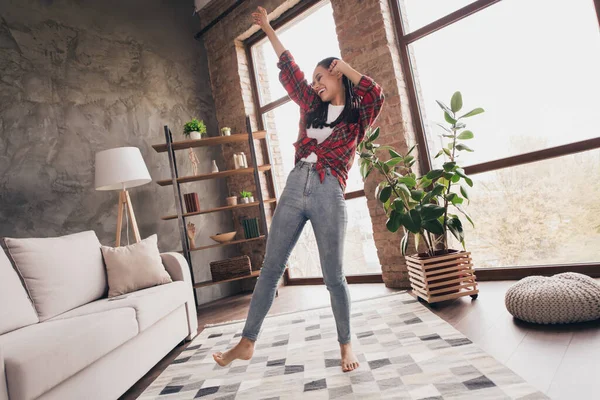 Plná délka těla pohled na atraktivní bezstarostné veselá dívka tanec baví odpočinek volný čas v moderním podkroví průmyslový domov indoors — Stock fotografie
