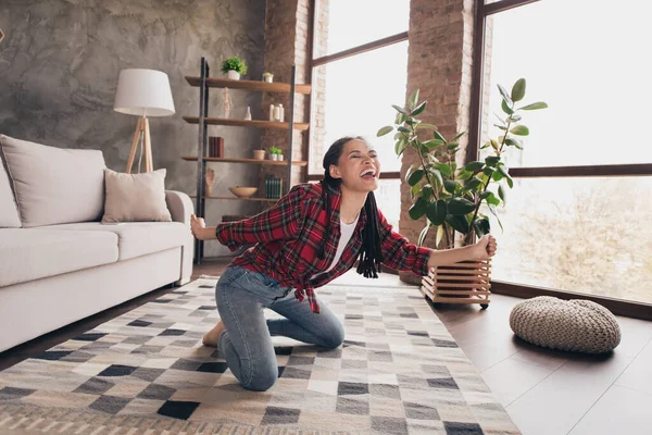 Longitud completa vista del tamaño del cuerpo de la atractiva chica alegre bailando de pie sobre las rodillas divirtiéndose solo en el moderno loft de ladrillo casa industrial en interiores — Foto de Stock