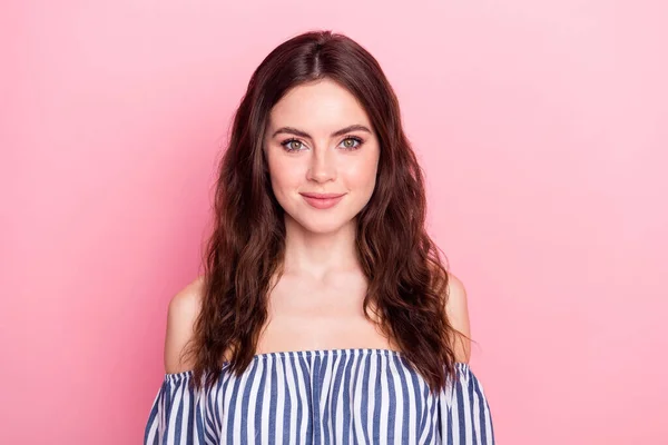 Foto van mooie optimistische brunette dame dragen blauwe t-shirt geïsoleerd op pastel roze kleur achtergrond — Stockfoto