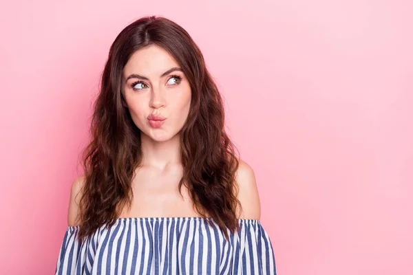 Foto de la señora morena insegura agradable mirada espacio vacío desgaste camiseta azul aislado sobre fondo de color rosa pastel —  Fotos de Stock