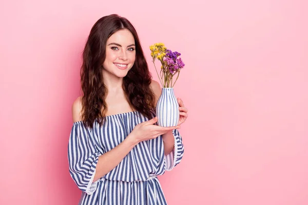 Foto av trevlig optimistisk brunett dam hålla blommor bära blå klänning isolerad på rosa färg bakgrund — Stockfoto