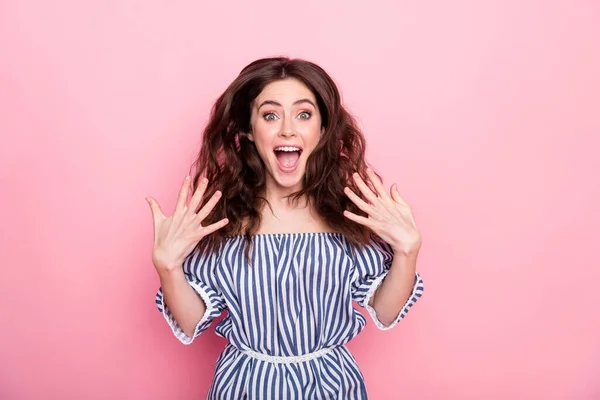 Foto de las manos de la señora morena agradable impresionado usar vestido azul aislado sobre fondo de color rosa — Foto de Stock