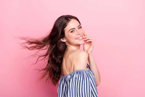 Foto di bella adorabile giovane signora indossare off-spalla vestiti vento che soffia sorridente braccio mento isolato colore rosa sfondo — Foto Stock