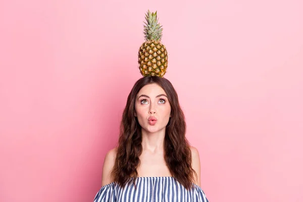 Foto von hübschen netten Dame tragen off-shoulder Kleidung hält Kopf Ananas suchen leeren Raum isoliert rosa Farbe Hintergrund — Stockfoto