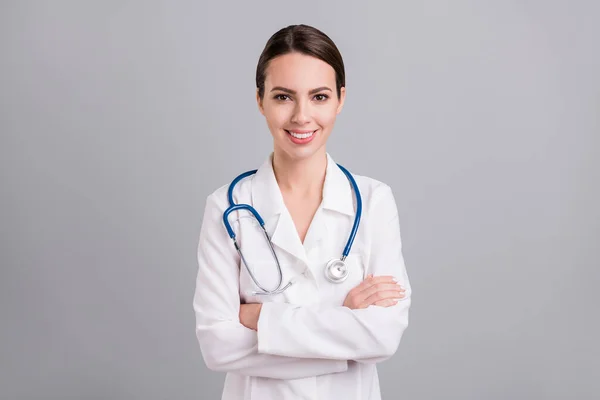 Foto von selbstbewussten charmante junge Ärztin Arbeitskleidung Hände gefaltet isoliert graue Farbe Hintergrund — Stockfoto