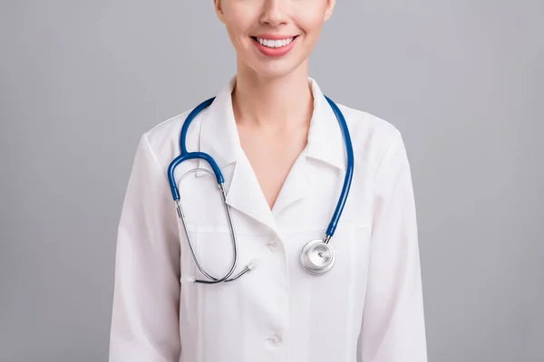 Gesneden foto van zoete schattige jonge doc vrouw gekleed witte jas glimlachen geïsoleerde grijze kleur achtergrond — Stockfoto