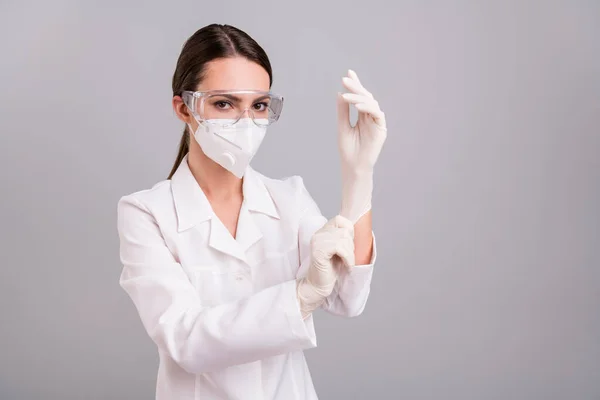 Φωτογραφία πορτρέτο γυναίκα γιατρός φορώντας προστατευτικά γάντια μάσκα απομονώνονται γκρι φόντο χρώμα — Φωτογραφία Αρχείου