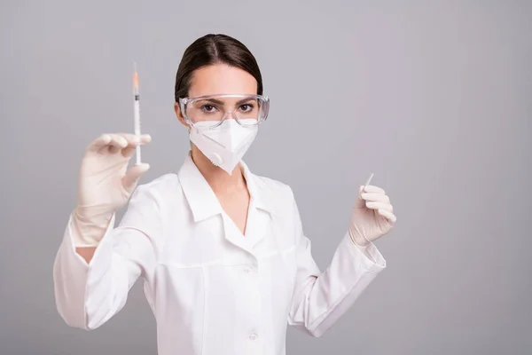 Φωτογραφία από αυτοπεποίθηση όμορφη νεαρή γιατρός μάσκα γυαλιά εργασίας σας κάνει αντι ένεση του ιού του στέμματος απομονωμένο γκρι χρώμα φόντο — Φωτογραφία Αρχείου