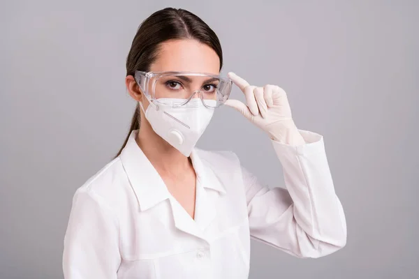 Φωτογραφία πορτρέτο γυναίκα γιατρός φορώντας προστατευτικά γάντια μάσκα έτοιμα να εργαστούν απομονωμένο φόντο γκρι χρώμα — Φωτογραφία Αρχείου