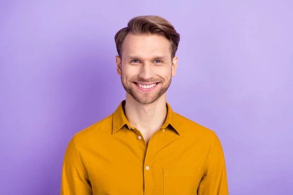 Foto di giovane uomo d'affari bello felice sorriso positivo fiducioso isolato su sfondo di colore viola — Foto Stock