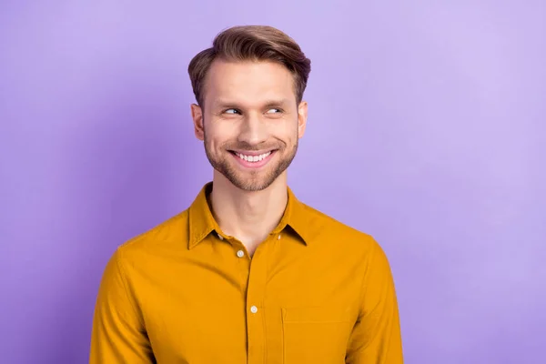 Kuva hauska hankala nuori herrasmies pukeutunut keltainen paita hymyillen tyhjä tila eristetty violetti väri tausta — kuvapankkivalokuva
