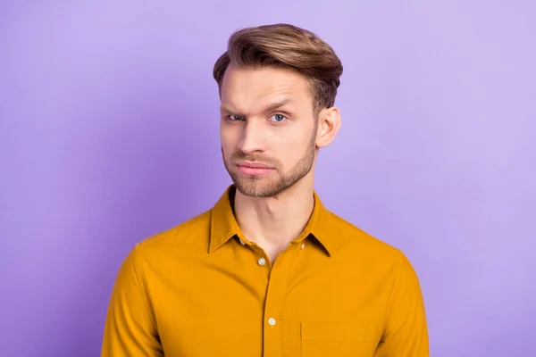 Foto di confuso giovane sollevare sopracciglio sguardo interessato fotocamera isolato su sfondo di colore viola — Foto Stock