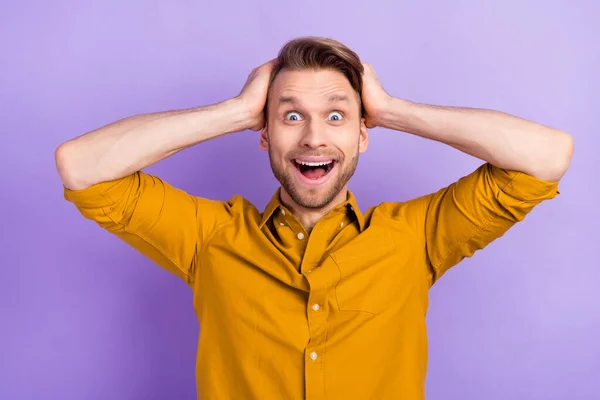 Retrato de los brazos del hombre alegre impresionado en la cabeza boca abierta no puede creer aislado en el fondo de color púrpura —  Fotos de Stock