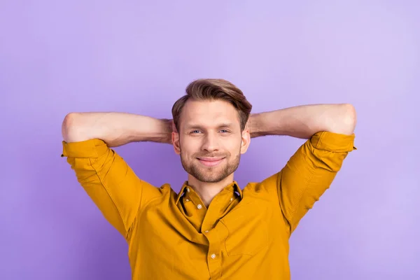 Fotografie spokojený přátelský muž ruce za hlavou úsměv vzhled fotoaparát izolované na fialovém pozadí — Stock fotografie