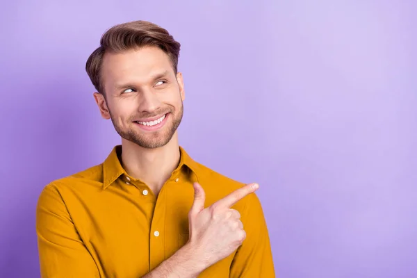 Porträtt av trevlig attraktiv glad kille visar kopia utrymme annons ser isolerad över violett lila färg bakgrund — Stockfoto
