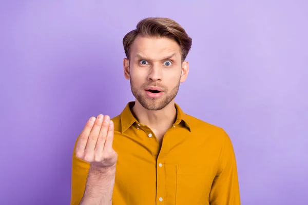 Портрет привлекательного возмущенного парня, говорящего, что конфликт вокруг фиолетового фиолетового цвета — стоковое фото