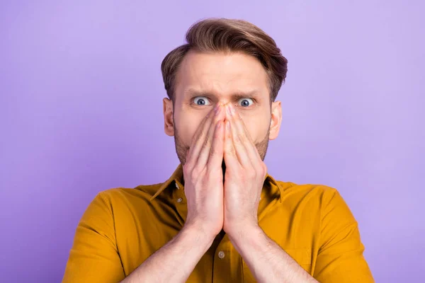 Fénykép megdöbbent aggódó férfi kezét tenyér fedél arc orr megjelenés kamera elszigetelt ibolya színű háttér — Stock Fotó