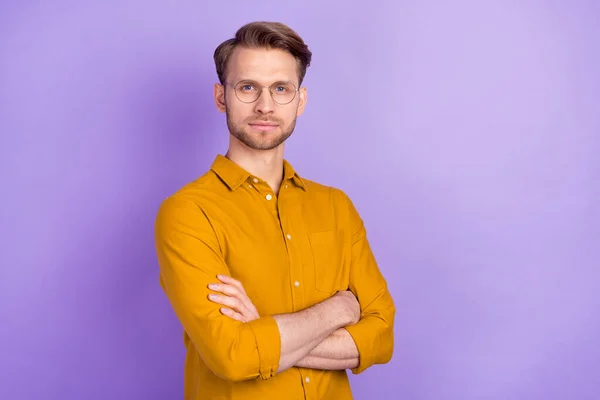 Profilo ritratto di mezza persona girata mani piegate guardare attentamente fotocamera isolata su sfondo di colore viola — Foto Stock