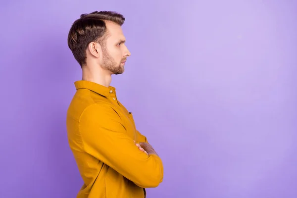 Zdjęcie portret biznesmena w koszuli patrząc puste miejsce ze skrzyżowanymi rękami poważne izolowane żywe fioletowe tło koloru — Zdjęcie stockowe