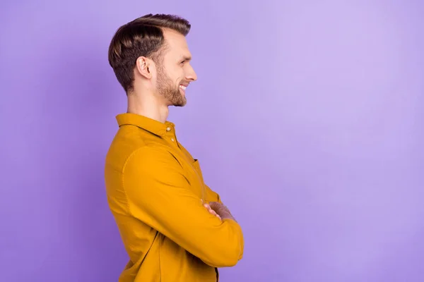 Profil vue de côté portrait de contenu attrayant gai gars plié bras copie espace isolé sur fond violet couleur pourpre — Photo