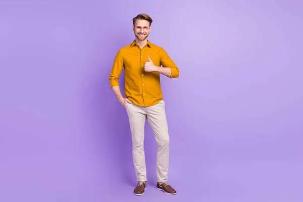 Полная длина тела фото бизнесмен показывает палец вверх знак улыбаясь изолированы на ярком фиолетовом фоне цвета — стоковое фото